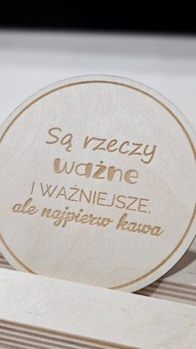 drewniana podstawka pod kawę
