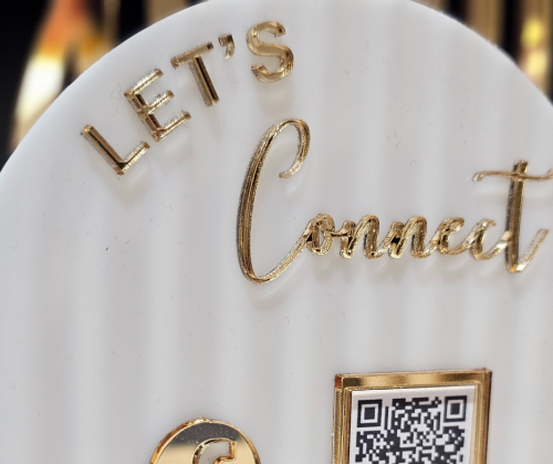 Złota tabliczka z kodami QR