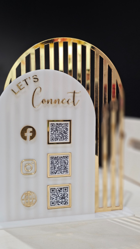 Złota tabliczka z kodami QR