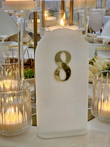 Numer na stolik, pleksa biała, pleksa złota, numerek na stolik glamour (2) (1).jpg
