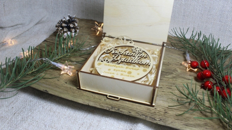 Drewniane pudełko z bombką kochanemu dziadkowi1.JPG