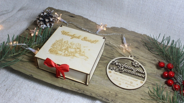 Drewniane pudełko z bombką kochanym dziadkom.JPG