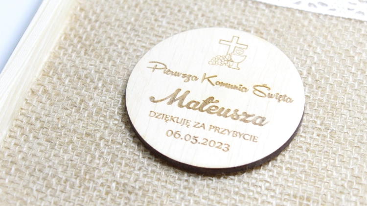 magnes drewniany okrągły pamiątka komunii świętej (2).jpg