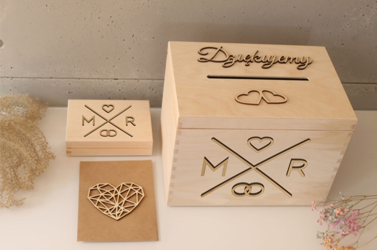 Komplet pudełko na koperty i obrączki surowe drewniane inicjały i obrączki.jpg