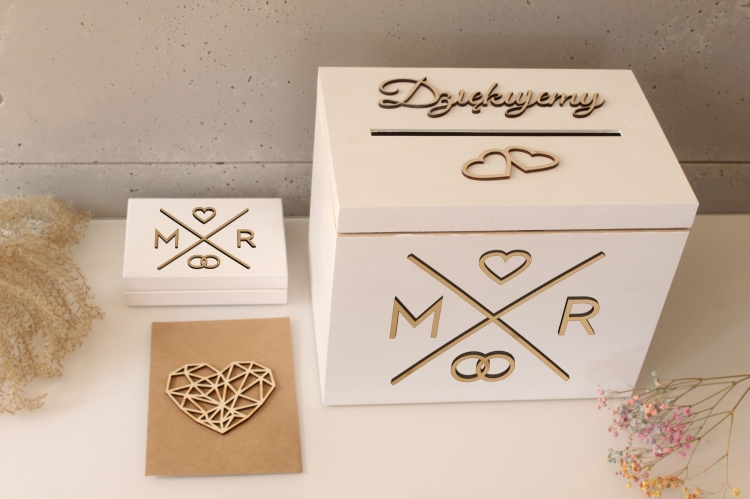 Komplet pudełko na koperty i obrączki białe inicjały i obrączki.jpg