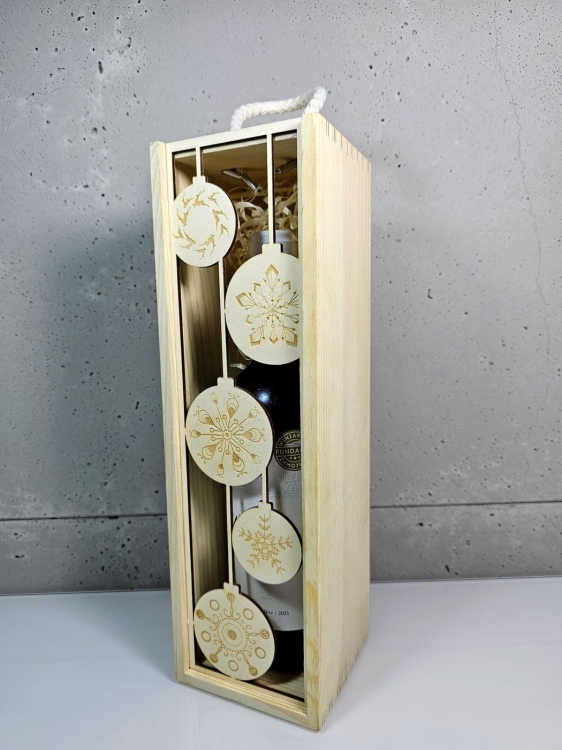 Prezent świąteczny ażurowa skrzynka drewniana na alkohol w bombki - wzór 2 (1).jpg