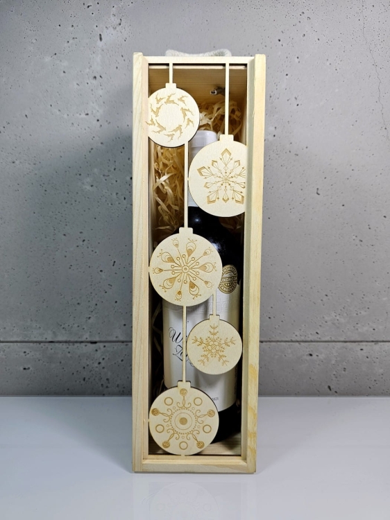 Prezent świąteczny ażurowa skrzynka drewniana na alkohol w bombki - wzór 2 (2).jpg