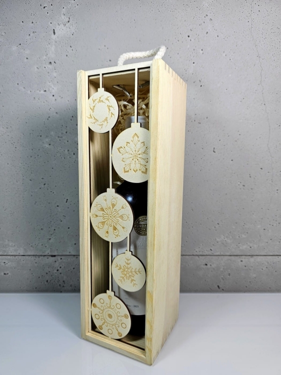 Prezent świąteczny ażurowa skrzynka drewniana na alkohol w bombki - wzór 2 (3).jpg