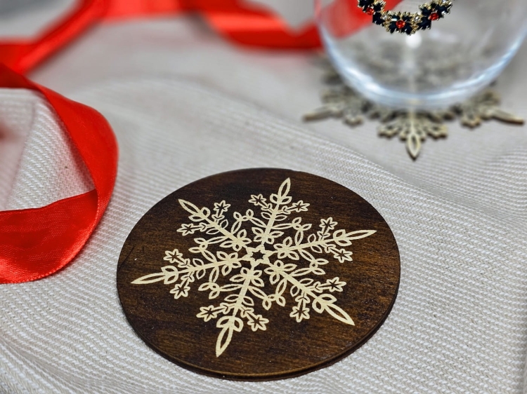 Podstawka okrągła pod herbatę kawę płatek śniegu grawer - wzór 7 (3).jpg