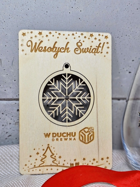 Kartka świąteczna z drewna z pleksy z grawerem z bombką (3).jpg