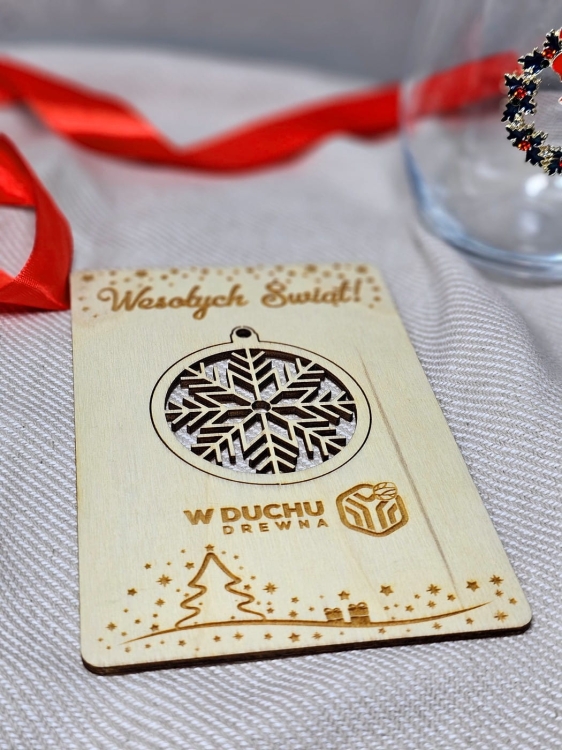 Kartka świąteczna z drewna z pleksy z grawerem z bombką (2).jpg