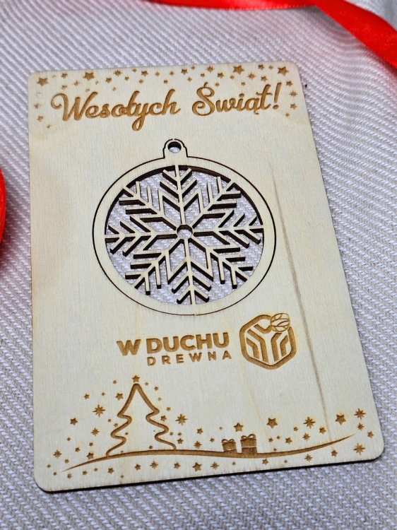 Kartka świąteczna z drewna z pleksy z grawerem z bombką (5).jpg