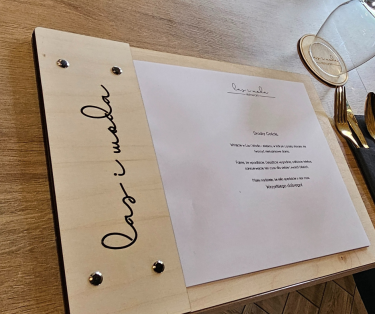 personalizowane menu z drewnianą okładką