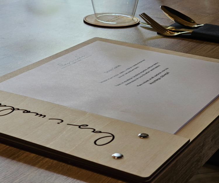personalizowane menu z drewnianą okładką