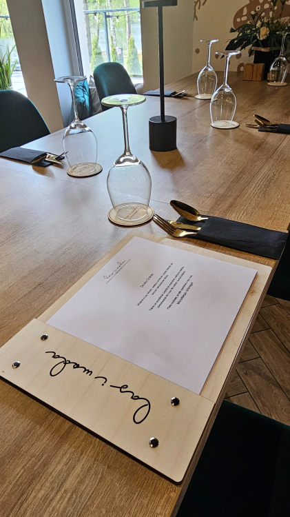 personalizowane menu z drewnianą okładką