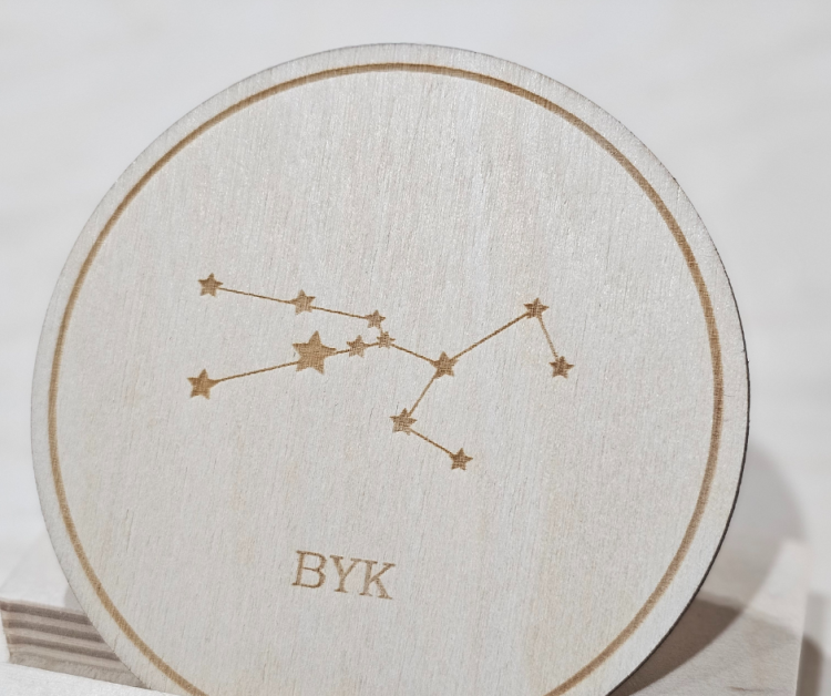 drewniana podstawka pod kawę