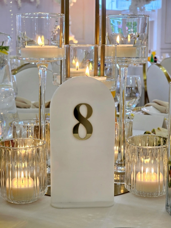 Numer na stolik, pleksa biała, pleksa złota, numerek na stolik glamour (1).jpg