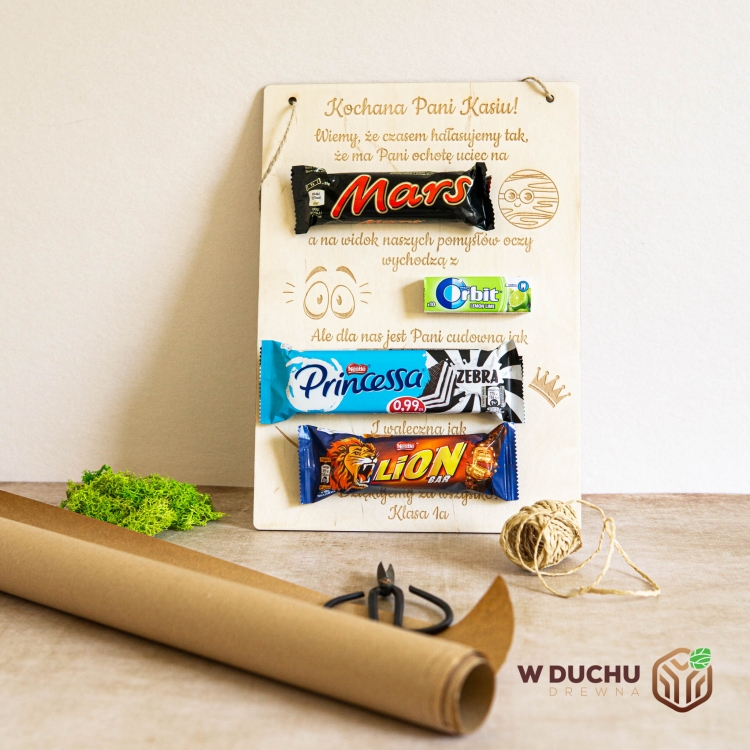 Grawerowana tabliczka dla nauczyciela z motywem batonów.jpg