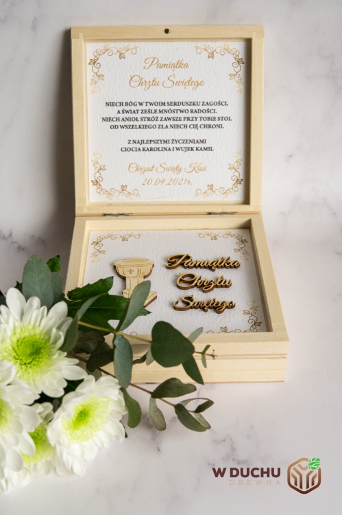 Pamiątka chrztu świętego w pudełku na prezent.jpg