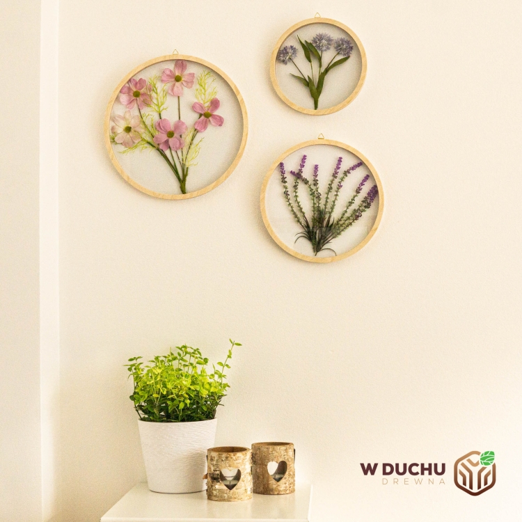 Koła drewniane z kompozycją kwiatową.jpg